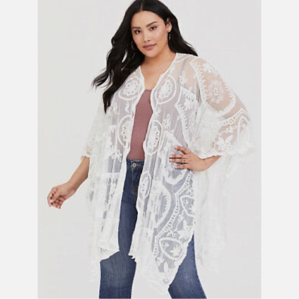 Torrid IVORY CUTOUT SCALLOPED LACE RUANA KIMONO C23‎